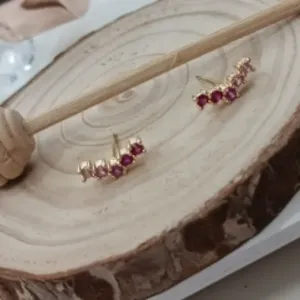 EAR CUFF  PEDRAS ROSA