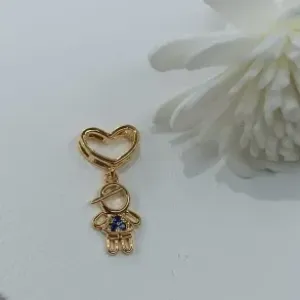 PINGENTE DE CORAÇÃO VAZADO COM MENINO AZUL
