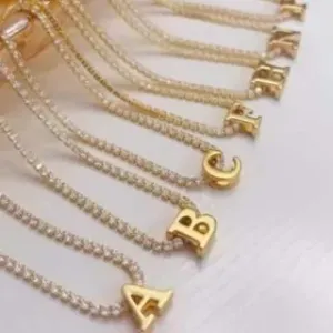 PINGENTE DE LETRAS ABERTA NO MEIO