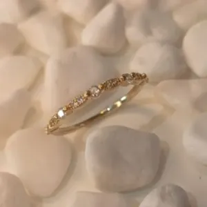 ANEL ALIANÇA COM 5 ZIRCONIA CRAVEJADO