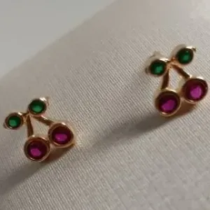 BRINCO CEREJA PEDRA RUBY