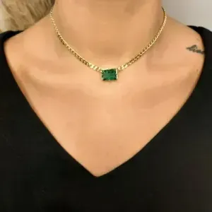 COLAR DE ELOS COM PINGENTE QUADRADO VERDE