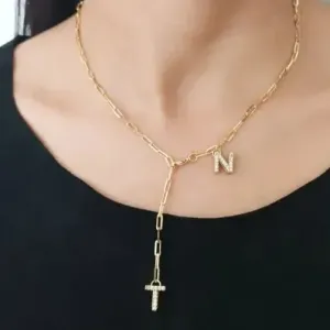 COLAR GRAVATINHA COM LETRAS CRAVEJADAS
