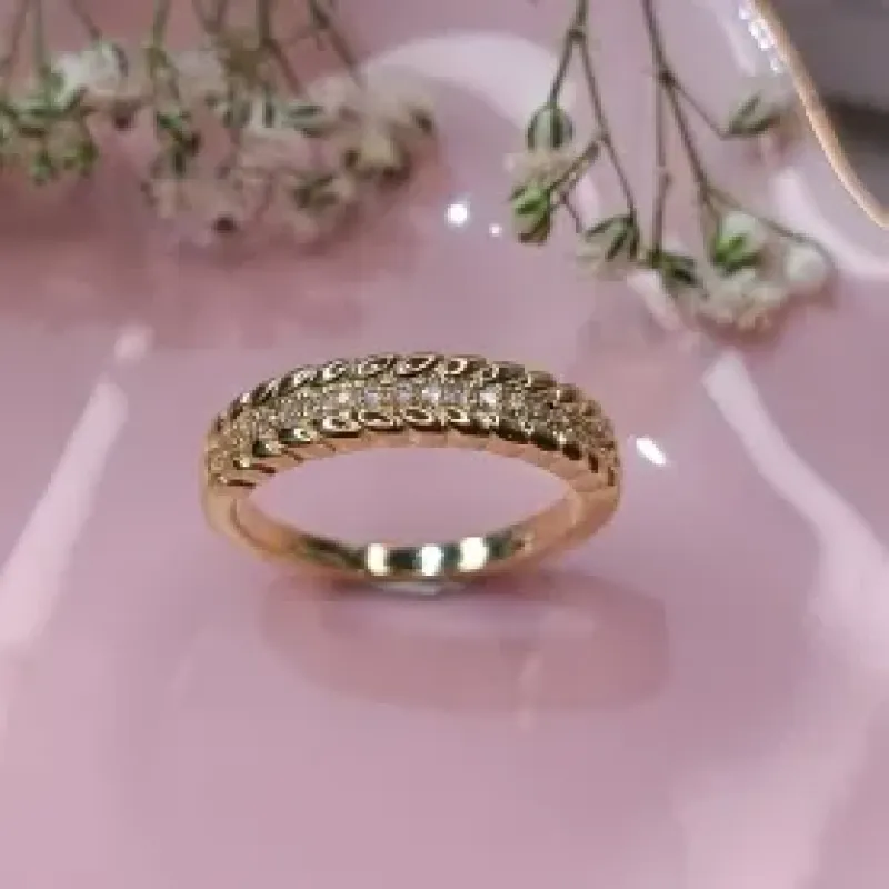 ANEL TORCIDO COM FILEIRA DE ZIRCONIA