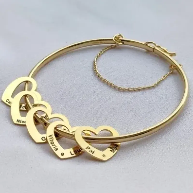 BRACELETE COM 4 CORAÇÕES VAZADOS COM NOMES