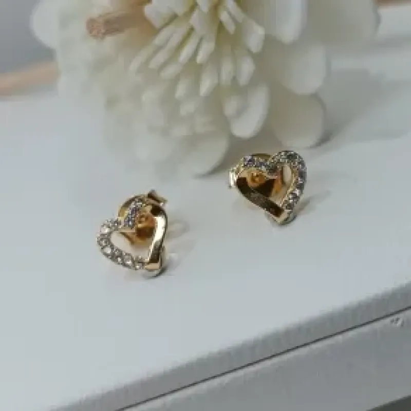 BRINCO DE CORAÇÃO METADE ZIRCONIA PEQUENO