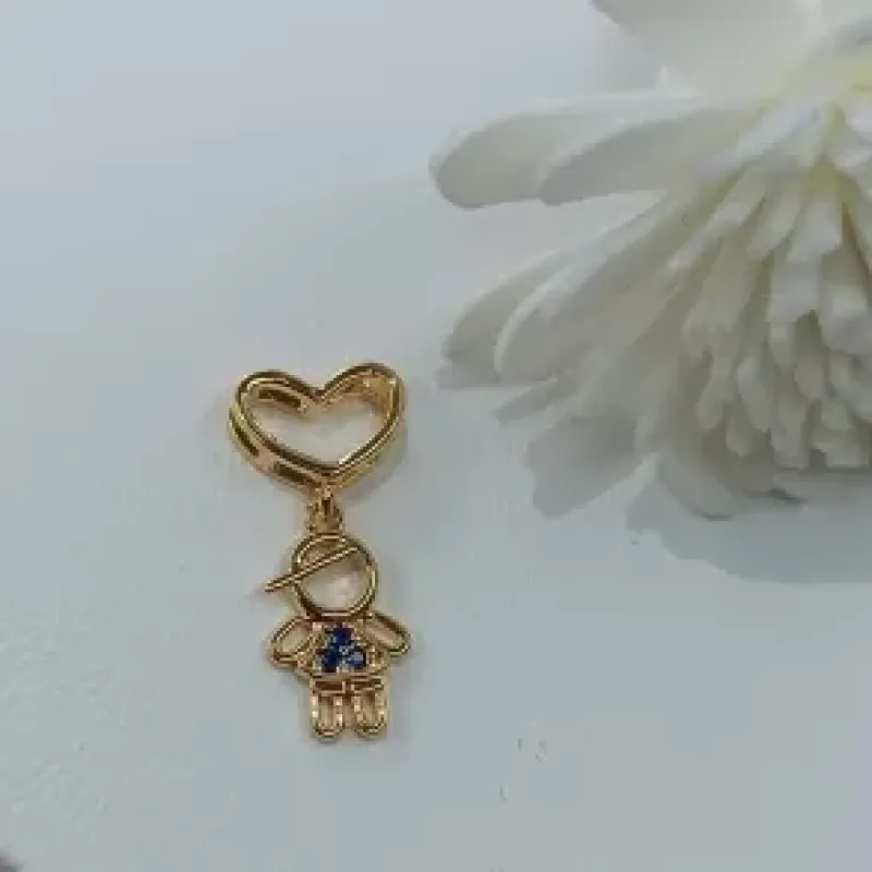 PINGENTE DE CORAÇÃO VAZADO COM MENINO AZUL