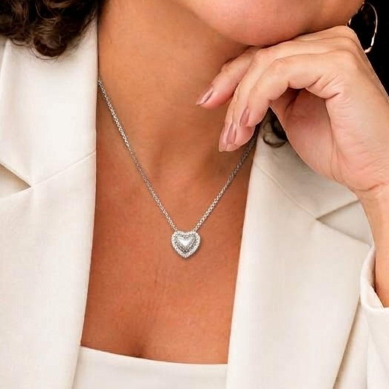COLAR CORAÇÃO ABALOADO COM ZIRCONIAS AO REDOR