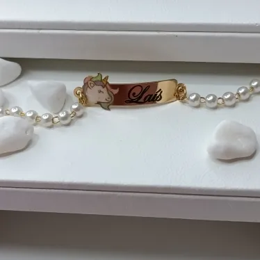 PULSEIRA DE PEROLA COM NOME E UNICORNIO