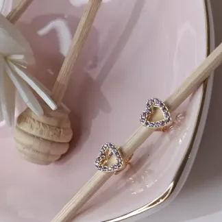 BRINCO DE CORAÇÃO VAZADO COM ZIRCONIA