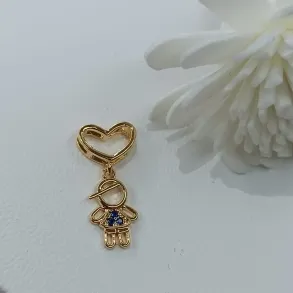 PINGENTE DE CORAÇÃO VAZADO COM MENINO AZUL