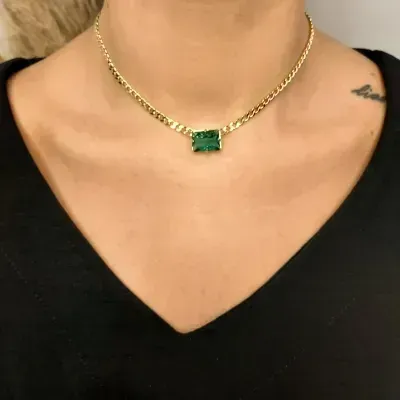 COLAR DE ELOS COM PINGENTE QUADRADO VERDE