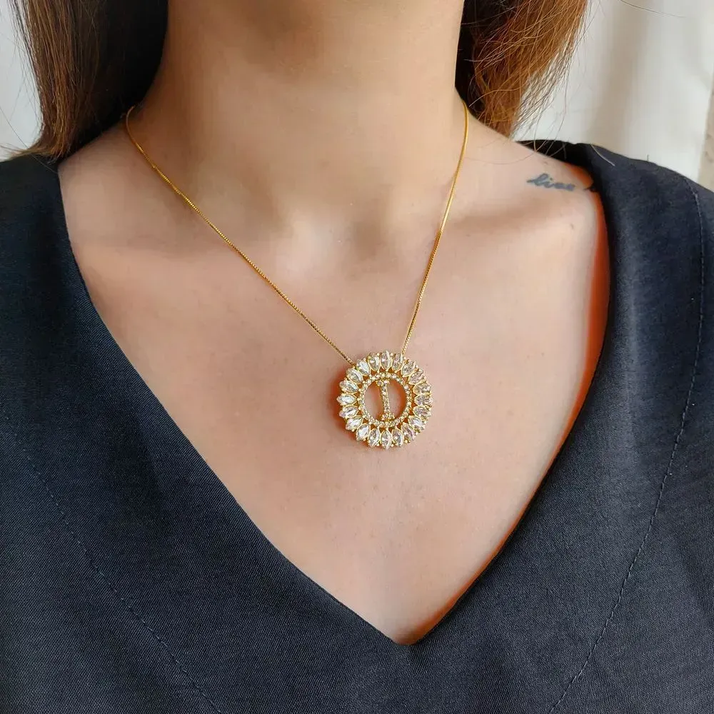 COLAR MANDALA DE LETRA CRAVEJADA CHUVERINHO