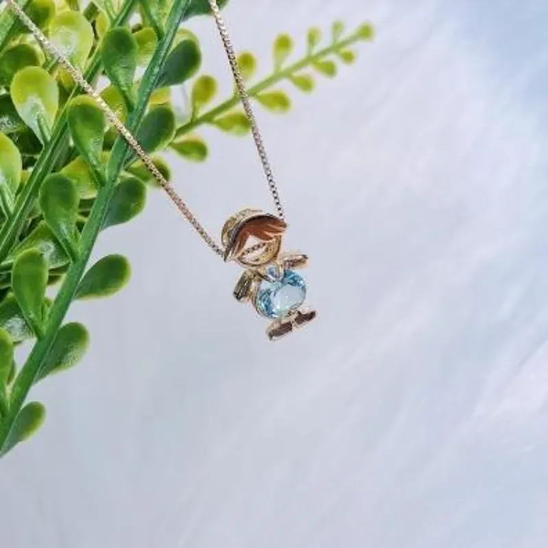 PINGENTE MENINO COM PEDRA CRISTAL AZUL G